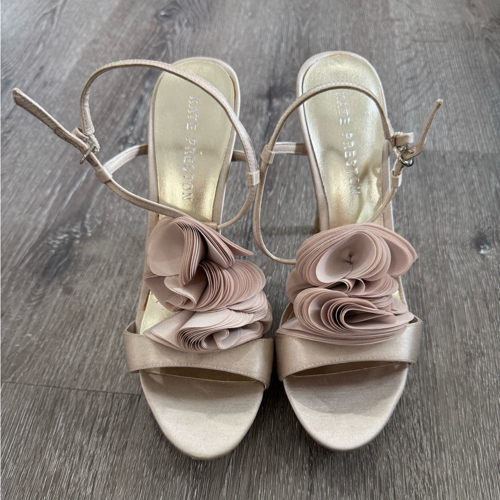 Never Worn Kate Preston Elegant Beige / Champagne Women's Floral Heels 7 1/2 - Picture 2 of 12
